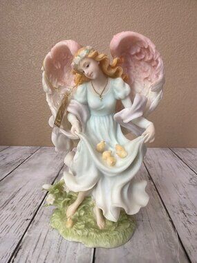 Seraphim Classics #84322 Renee Celebrate Life 2001 Angel w/Chicks 2001 - No Box